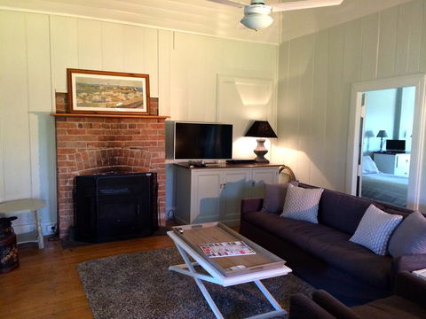 Old Schoolmaster's Cottage On The Barrington River - Accommodation Main Beach 2
