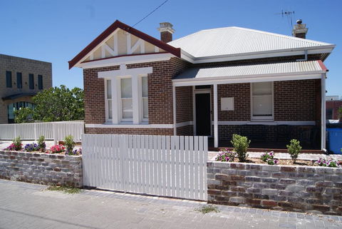 Old Sergeants Quarters - Accommodation Main Beach 0