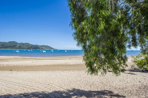 On The Beach - Accommodation Main Beach 0