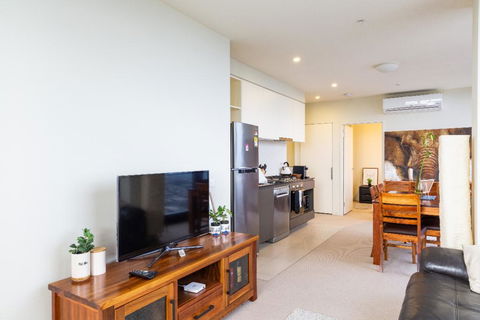 ON TOP OF THE WORLD - BEST VIEWS IN MELBOURNE !! - Accommodation Main Beach 3
