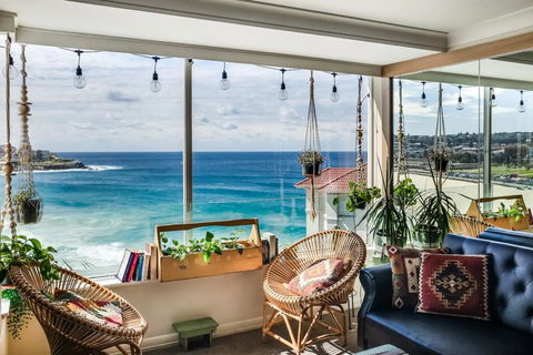 On Top Of The World Views - Accommodation Main Beach 3