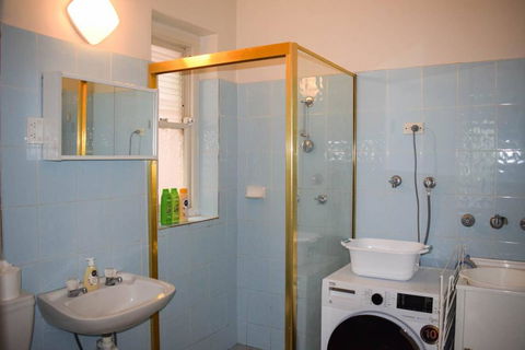 One Bedroom Apartment In Incredible Location - Accommodation Main Beach 2