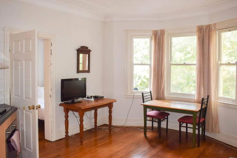 One Bedroom Apartment In Incredible Location - Accommodation Main Beach 1