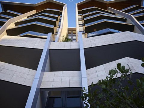 ONE OAK (693I) - Accommodation Main Beach 0
