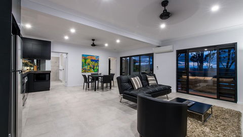 Onestep Airlie Retreat - Accommodation Main Beach 3