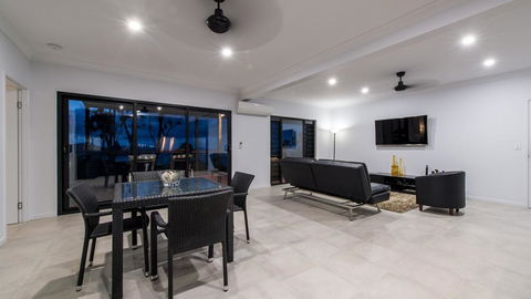 Onestep Airlie Retreat - Accommodation Main Beach 2