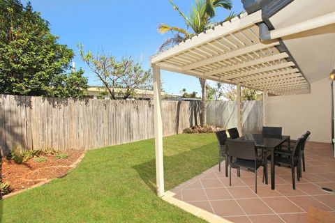 Oomoo 27b - 4 BDRM Townhouse - Close To Beaches - Accommodation Main Beach 1