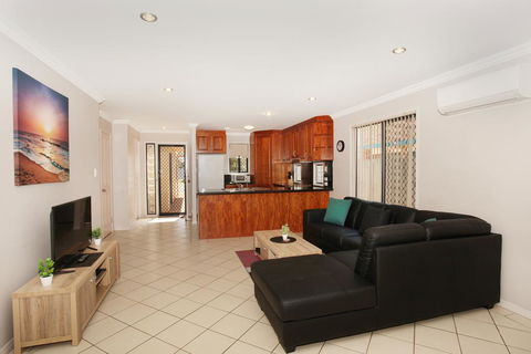 Oomoo 27b - 4 BDRM Townhouse - Close To Beaches - Accommodation Main Beach 3