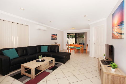 Oomoo 27b - 4 BDRM Townhouse - Close To Beaches - Accommodation Main Beach 2