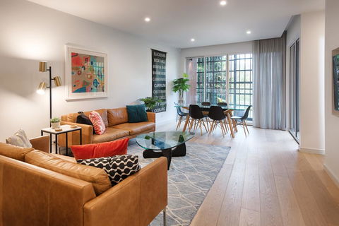 Orange Stay Townhouses - Accommodation Main Beach 3
