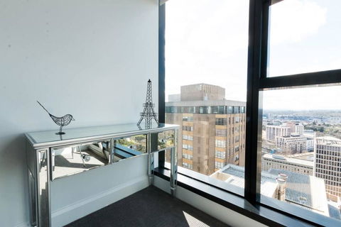Owen - Soaring City Views Central Location - Accommodation Main Beach 1