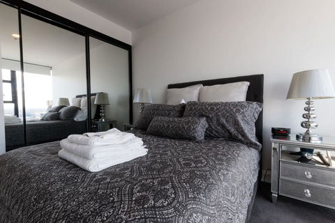 Owen - Soaring City Views Central Location - Accommodation Main Beach 3