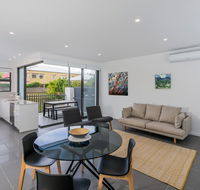 Oxford Steps - Executive 2BR Bulimba Apartment Across from the Park on Oxford St - Accommodation Main Beach