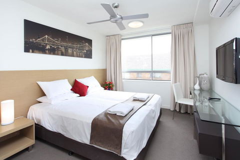 PA Apartments - Accommodation Main Beach 1