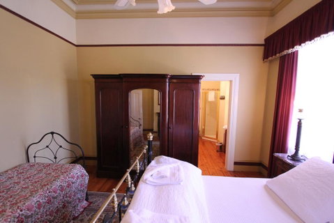 Palm House - Accommodation Main Beach 2