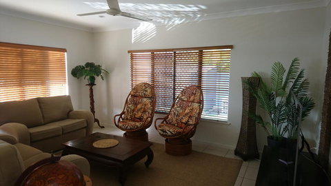 Palm Lakeside Holiday Home - Bowen, Whitsundays, Queensland - Accommodation Main Beach 2