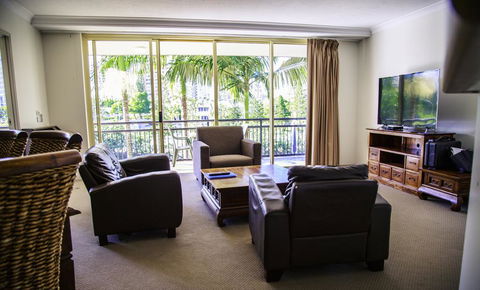 Paradise Island Resort - Accommodation Main Beach 1