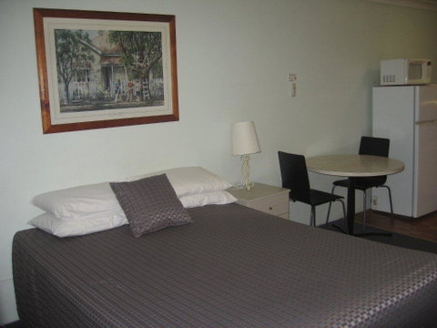 Paramount Motel - Accommodation Main Beach 2