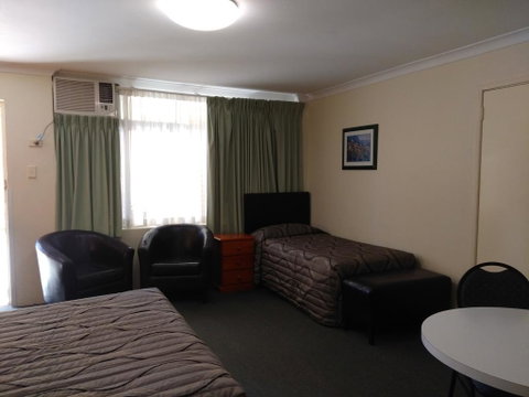 Paramount Motel - Accommodation Main Beach 1