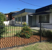 Pet Friendly home walking distance to Surf Beach - North St Woorim - Accommodation Main Beach