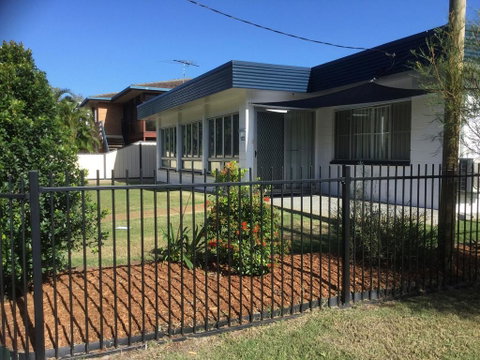 Pet Friendly Home Walking Distance To Surf Beach - North St, Woorim - Accommodation Main Beach 0