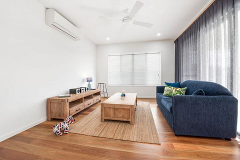 Pet Friendly, New House Peregian Breeze Drive, Peregian Beach - Accommodation Main Beach 2