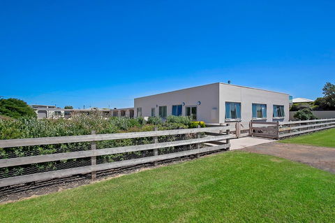 Peterborough House Motel - Accommodation Main Beach 1