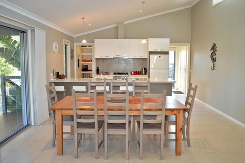 Pier One @ Eastern Beach - Accommodation Main Beach 3