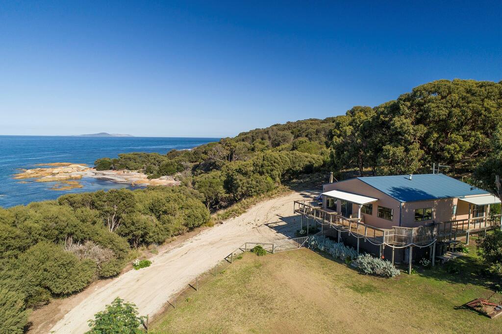Lughrata TAS Accommodation Main Beach