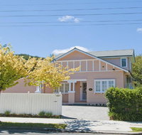 Plum Tree Cottage - warm cosy  walk to town - Accommodation Main Beach