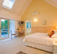 PLUM TREE STUDIO - couples lakeside spa retreat - Accommodation Main Beach