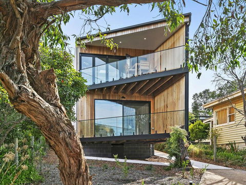 POINT BREAK , NEW LISTING 2019,  - Accommodation Main Beach 0