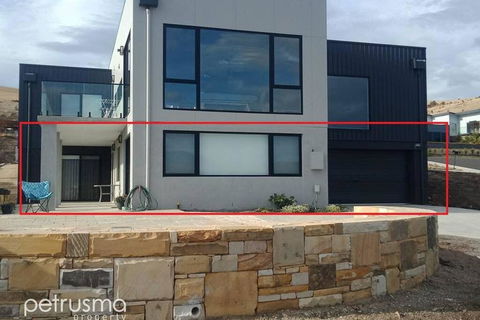 POSH, Port Out Starboard Home - Accommodation Main Beach 1