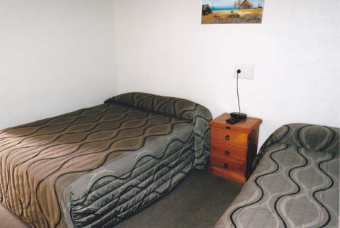PRECINCT HOTEL GLADSTONE - Accommodation Main Beach 2