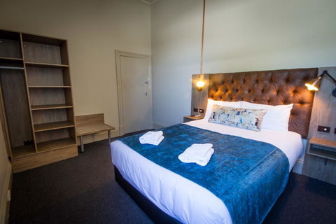 Pretoria Hotel - Accommodation Main Beach 1