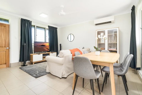 Private Pool, Big Backyard, Aircon - Paradise! - Accommodation Main Beach 1