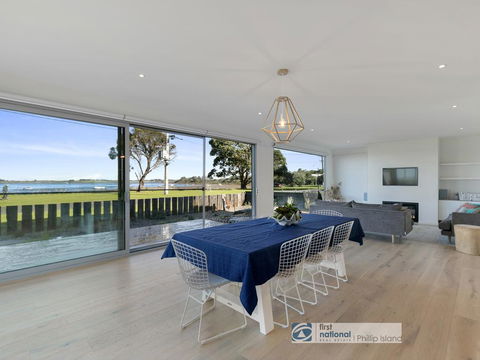 Pukeko Beach House, Rhyll - Accommodation Main Beach 2