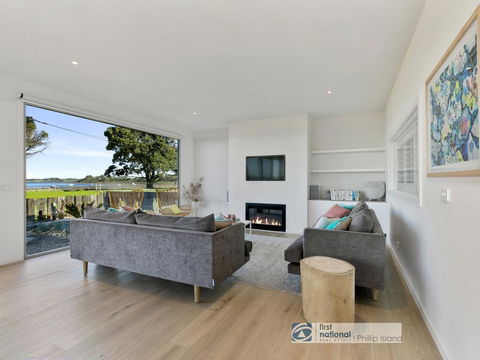 Pukeko Beach House, Rhyll - Accommodation Main Beach 3