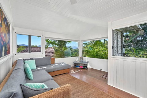 Quaint Cottage In The Edge - Accommodation Main Beach 3