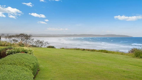 Quarterdeck 18 -WiFi - Accommodation Main Beach 1
