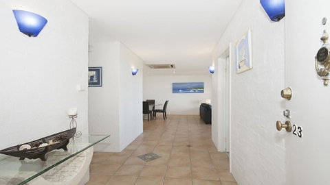 Quarterdeck 23 - WiFi - Accommodation Main Beach 1
