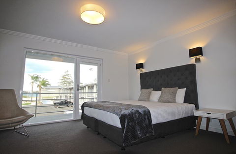 Quays Hotel - Accommodation Main Beach 1