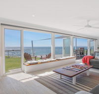 Rainbows End - soaring views north to Gerroa - Accommodation Main Beach