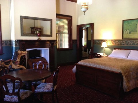 Ranelagh House - Accommodation Main Beach 2
