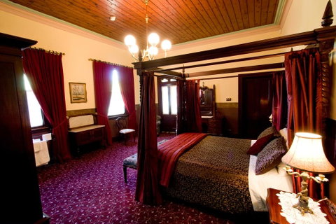 Ranelagh House - Accommodation Main Beach 3