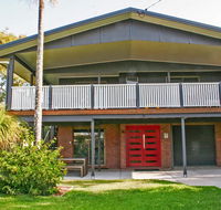 Red Door Beach House - Marcoola Beach - PET FRIENDLY FOXTEL WIFI 500 BOND Linen Supplied - Accommodation Main Beach