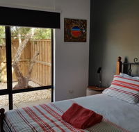Red Ochre - Large 1BR with Private Courtyard - Accommodation Main Beach