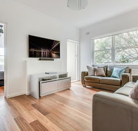 Renovated art deco flat close to city and harbour - Accommodation Main Beach