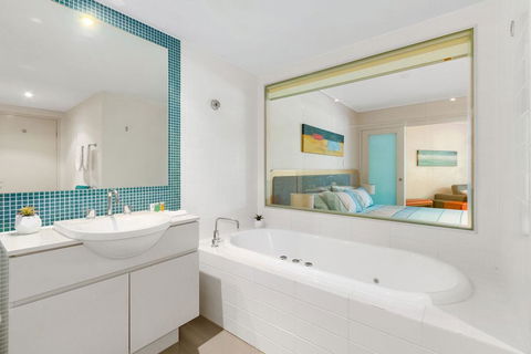 RESORT & SPA WITH PRIVATE PLUNGE POOL 7008/09 - Accommodation Main Beach 2