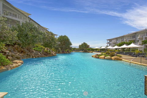 RESORT ON THE BEACH 4118/19 - Accommodation Main Beach 0